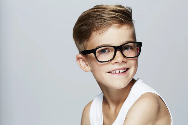 Jeune garçon portant des lunettes — Photo