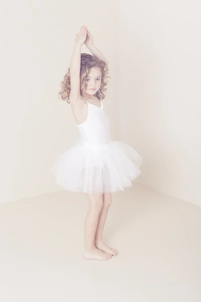 Bailarina joven bailando — Foto de Stock