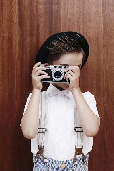 Мальчик фотографирует на старую камеру — стоковое фото
