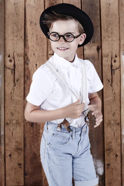 Niño usando gafas —  Fotos de Stock