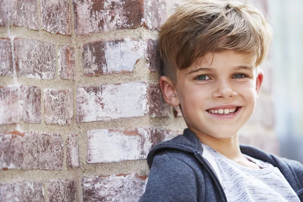 Jongen leunend tegen muur — Stockfoto