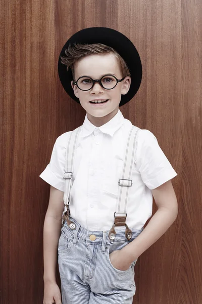 Menino vestindo aparelho e óculos — Fotografia de Stock