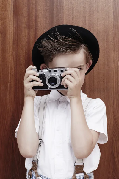 Φωτογραφία λαμβάνοντας αγόρι με παλιά κάμερα — Φωτογραφία Αρχείου
