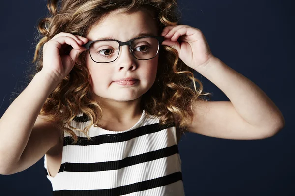 Κορίτσι σε γυαλιά που παρουσιάζουν — Φωτογραφία Αρχείου
