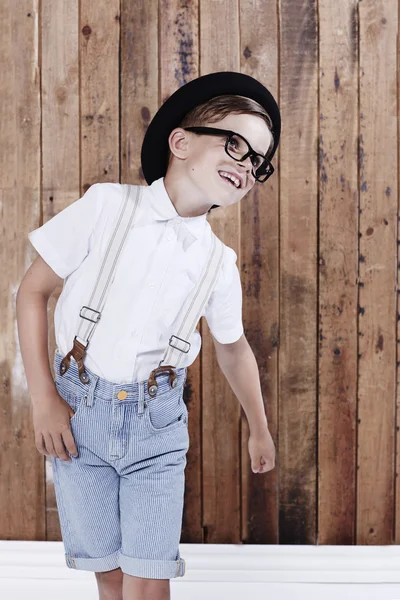 Niño con camisa y tirantes posando —  Fotos de Stock