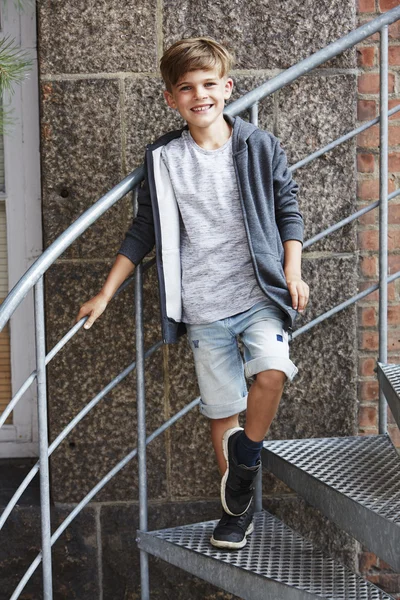 Menino sorrindo para a câmera — Fotografia de Stock