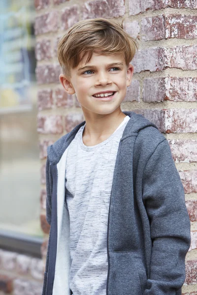 Boy leaning against wall — Stock Photo, Image