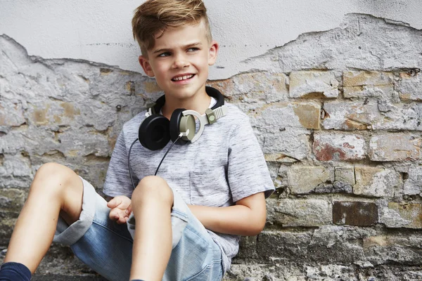 Niño usando auriculares —  Fotos de Stock