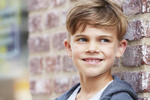 Jongen op zoek weg — Stockfoto