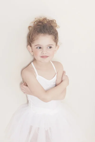 Giovane ballerina sorridente in studio — Foto Stock