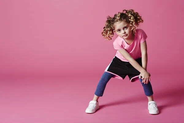 Mädchen posiert in Sportkleidung — Stockfoto