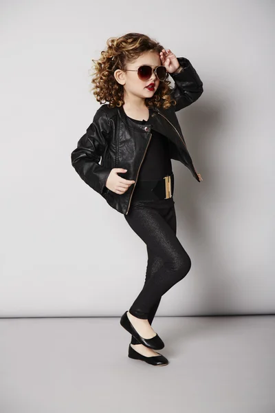 Cool girl in leather jacket and sunglasses — Stock Photo, Image