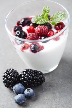 Taze yoğurt kavanoz