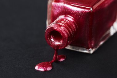 Kırmızı tırnak varnis