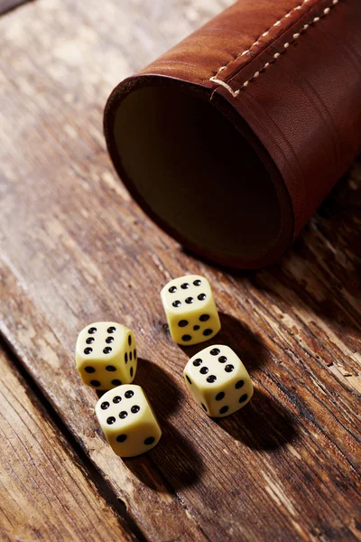 Geluksdobbelstenen op tafel — Stockfoto