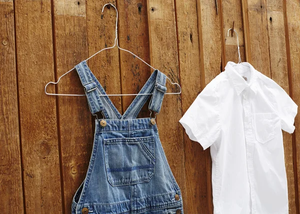 Dungarees dan kemeja putih — Stok Foto