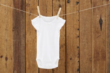 Hattı yıkama üzerinde asılı Babygro