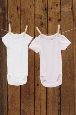 Hattı yıkama üzerinde asılı Babygros