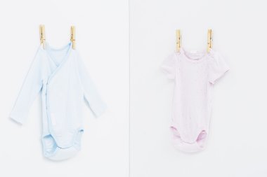 Babygros beyaz bir arka plana dayanır