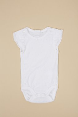 Beyaz babygro izole