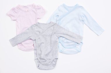 Beyaz üzerine çeşitli babygros