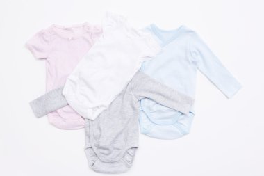 Beyaz üzerine çeşitli babygros