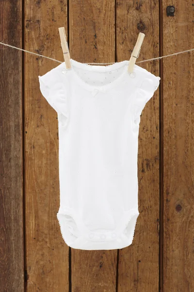 Babygro opknoping op de waslijn — Stockfoto