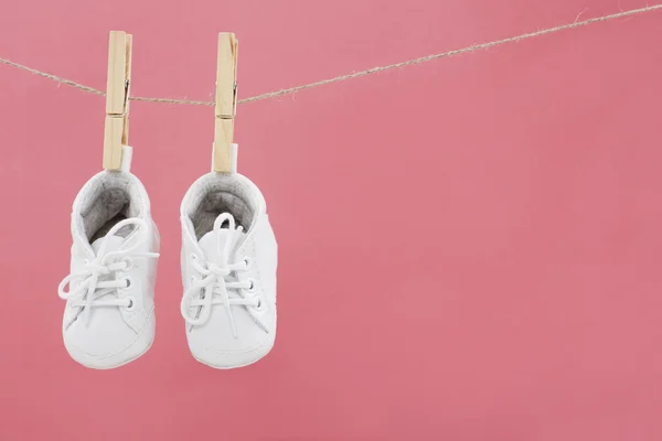 Sapatos pendurados na linha de lavagem — Fotografia de Stock