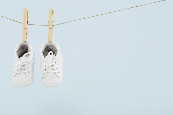 Sapatos pendurados na linha de lavagem — Fotografia de Stock