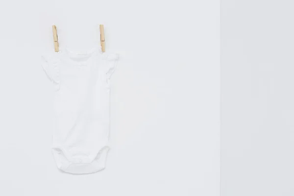 Bílé babygro izolované — Stock fotografie