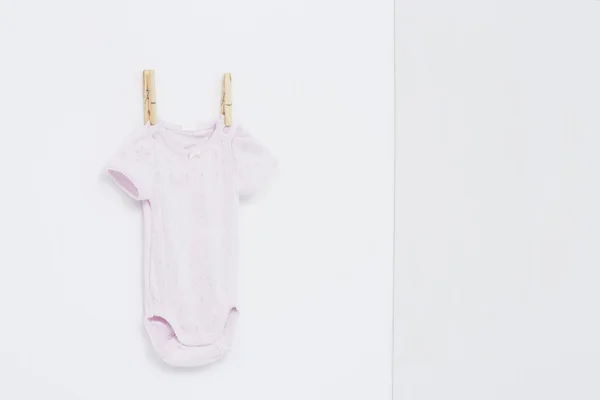 Różowy babygro na białym tle — Zdjęcie stockowe