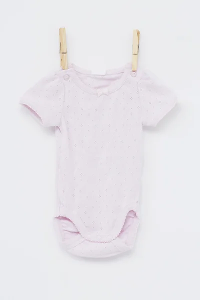 Babygro rosa isolado — Fotografia de Stock