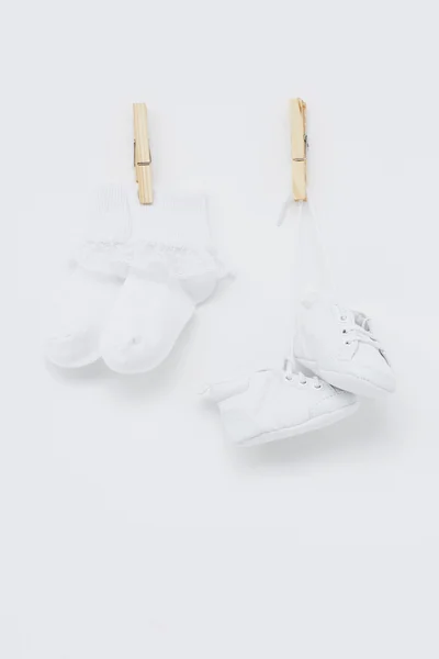 Шкарпетки і пінетки проти білого — стокове фото