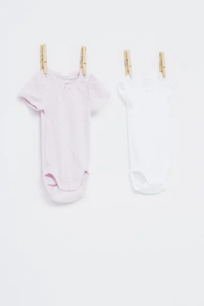 Babygros contra fundo branco — Fotografia de Stock