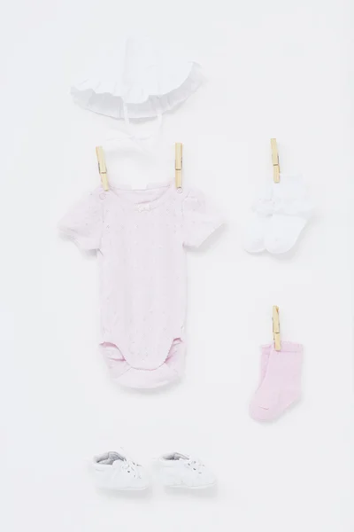 Bílé a růžové dětské oblečení — Stock fotografie