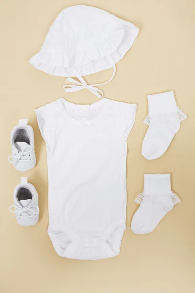 Vestido de bebê branco — Fotografia de Stock