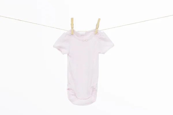 Babygro rosa na linha de lavagem — Fotografia de Stock