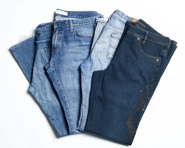 Quatre paires de jeans bleus — Photo