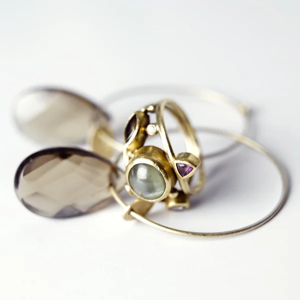 Goldener Ring und Ohrringe — Stockfoto