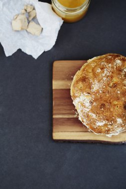 Kavanoz bal ile taze ekmek
