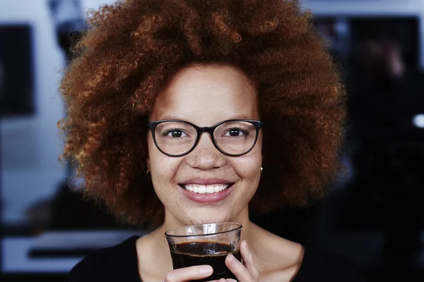 Vrouw die lacht over koffie — Stockfoto