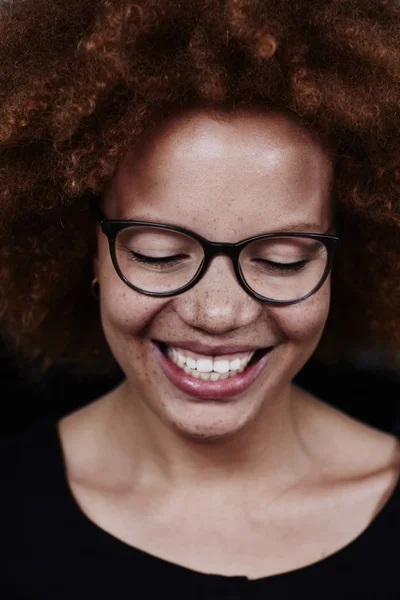 Jeune femme portant des lunettes — Photo