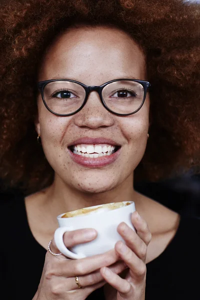 Woman smiling over coffee — Stock Photo, Image