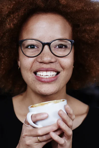 Femme souriante devant le café — Photo