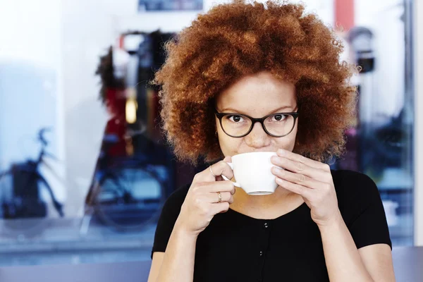 커피를 즐기는 여자 — 스톡 사진
