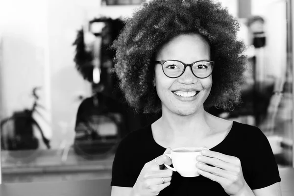 Mulher sorrindo sobre o café — Fotografia de Stock