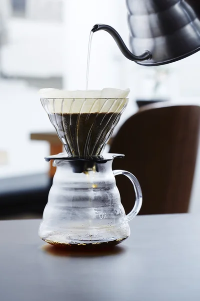 Verter agua caliente en la cafetera —  Fotos de Stock