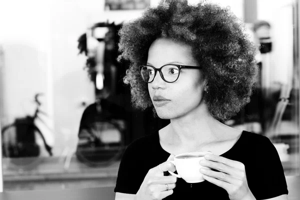 Mulher contemplando sobre o café — Fotografia de Stock