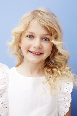 Genç sarışın kız