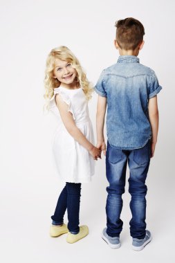 Kameraya kardeşiyle sırıtma için kardeş dönüm